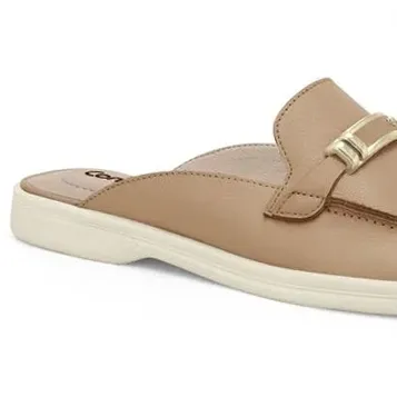 Close lateral do mule Comfortflex caqui mostrando acabamento e detalhe metálico dourado
